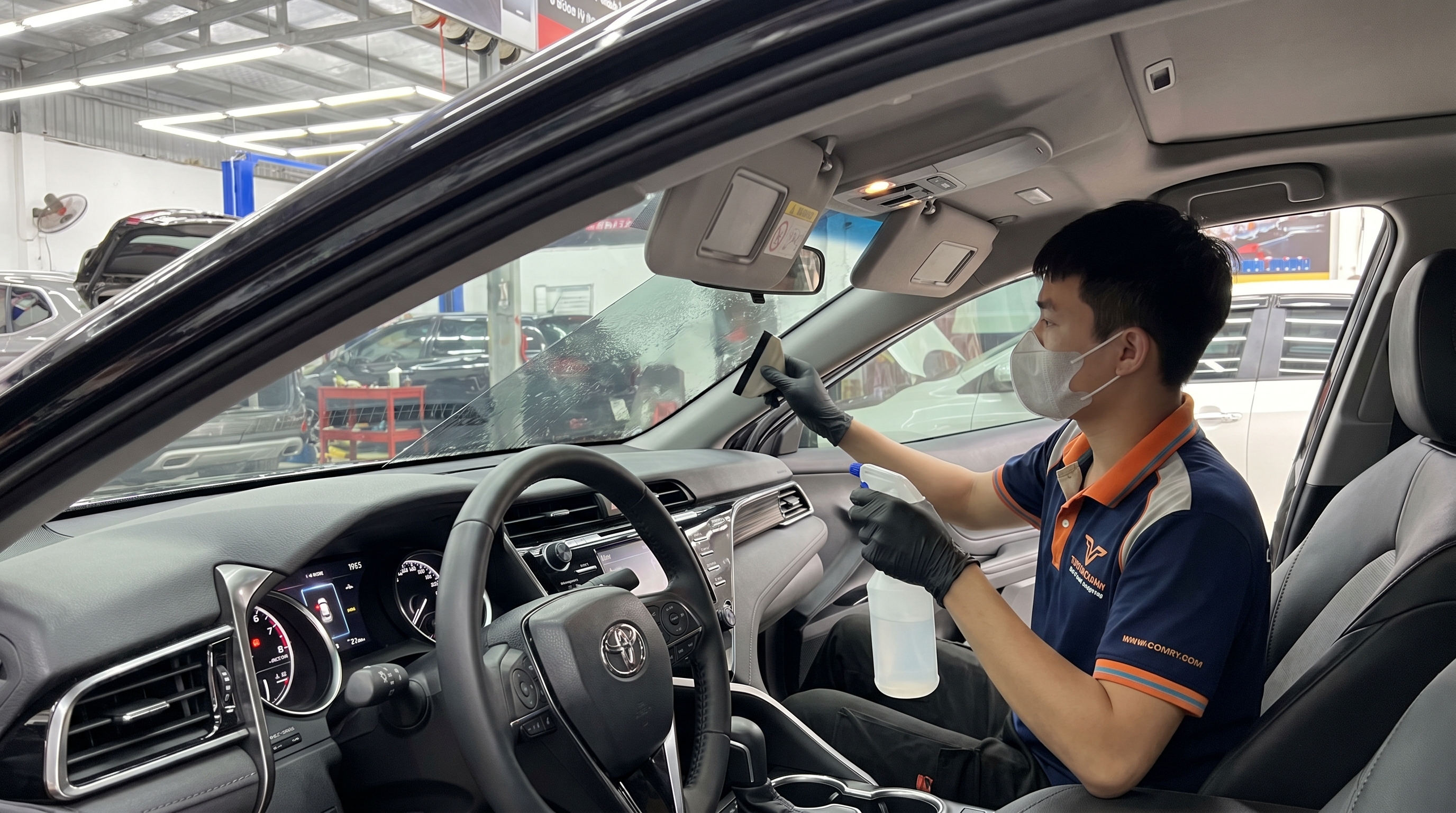 Phim Cách Nhiệt Dán Trong Hay Ngoài Kính Ô Tô Mới Đúng Kỹ Thuật?